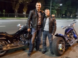 Кличко с Густелевым покатались на мотоциклах, заодно проинспектировали новое покрытие Воздухофлотского проспекта (фото)