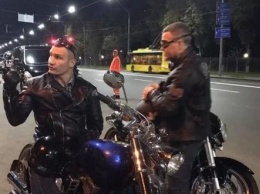 Кличко на мотоцикле проверил дороги в Киеве. ФОТО