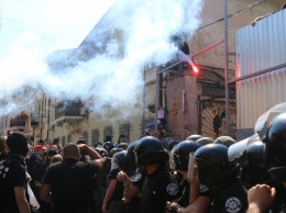 Активисты с боем прорвались на стройку возле «дома-стены»: в ход шел слезоточивый газ и кирпичи