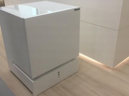 Panasonic представил холодильник, приезжающий по голосовой команде