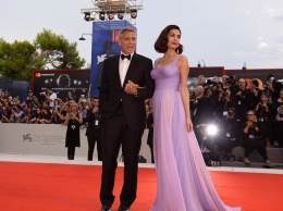 Амаль Клуни блистает на красной дорожке через три месяца после рождения близнецов