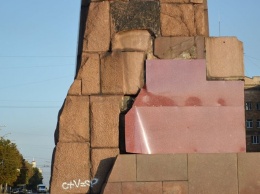 В Запорожье постамент памятника Ленину заклеили линолеумом