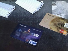 Сумчанин пытался снять в банкомате деньги с чужих карточек