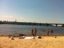 На пляжах Киева запретили купаться и пить воду