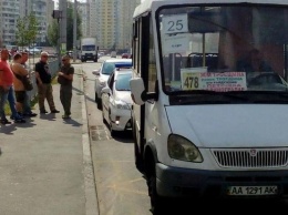 "Сколько мы вас кормить можем?": в Киеве водитель маршрутки выгнал вдову бойца АТО