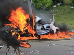 В Киеве водитель выбрался из горящей машины (видео)