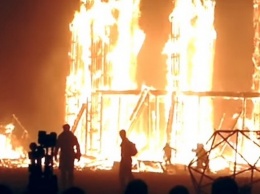 Суицид на фестивале: мужчина забежал в огонь и сгорел - видео