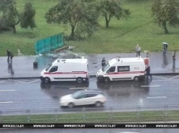 В Минске ветер снес остановку, есть пострадавшие (фото, видео)