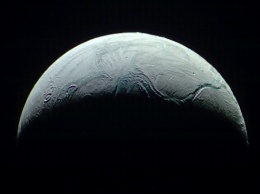 Зонд "Кассини" снял на видео прощальный пролет мимо Энцелада