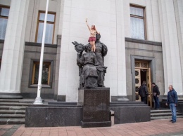 Активистка Femen оголилась возле Рады