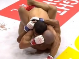 Бразильский боец укусил россиянина Алиева во время поединка на турнире ММА в Махачкале
