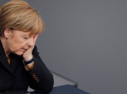 Меркель забросали помидорами в Хайдельберге