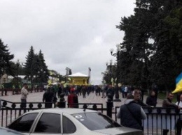 Акция протеста под Радой: активисты на еврономерах стучат в железные бочки и требуют доступной растаможки машин