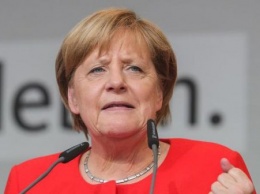 Ангелу Меркель на предвыборном митинге забросали помидорами (Видео)