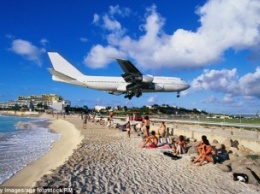 Ураган разрушил знаменитый карибский аэропорт, куда самолеты заходят на посадку через пляж (фото)