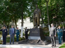 В России на годовщину красного террора торжественно открыли памятник Феликсу Дзержинскому