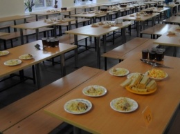 Омским школьникам запретили приносить с собой еду из дома