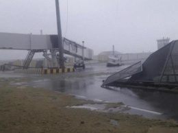 На острове Сен-Мартен ураган Ирма разрушил самый экстремальный аэропорт мира. Фоторепортаж