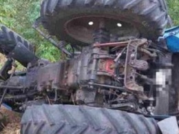 Пьяный житель Бердянского района угнал у односельчанина трактор и перекинул его