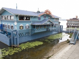 К Русановской набережной спустя десять лет снова пришвартовался плавучий ресторан
