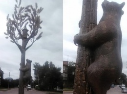 На Черниговщине установили скульптуру медведя на сосне