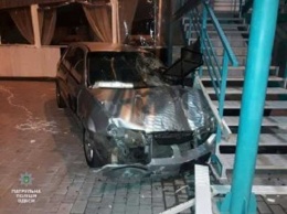 ВИДЕО ДТП в Одессе: Mazda протаранила насквозь летнюю площадку ресторана