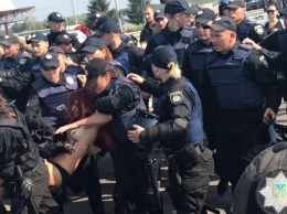 На Краковце женщины-полицейские грубо скрутили активистку Femen. Фото и видео