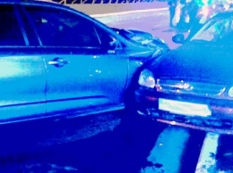 На опасном перекрестке в Мариуполе в полночь столкнулись два авто (Фотофакт)