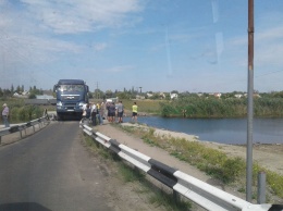 На Николаевщине грузовик разрушил недавно отремонтированный мост у Пересадовки
