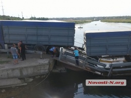 В Николаевской области под грузовиком сломался понтонный мост