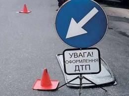 На Прикарпатье машина влетела в остановку: погибла женщина