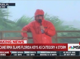 Смелые корреспонденты работают прямо посреди урагана "Ирма"