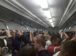 Киевляне в панике выламывали двери в вагонах метро и звонили родным (видео)