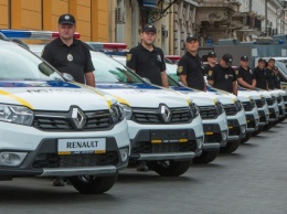Подарок одесским "бэтменам": полицейским вручили 86 новых легковушек и три комфортабельных автозака