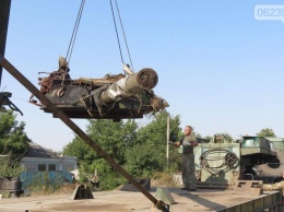 В Покровск привезли подбитый в зоне АТО танк-памятник: появились фото