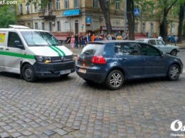 ДТП в Одессе: инкассаторы не поделили переулок с Volkswagen