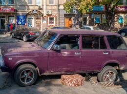 На Привокзальной ВАЗ провалился колесом в дыру в асфальте