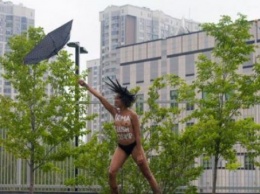 В Киеве обнаженная активистка Femen призвала «Ирму» смыть Трампа в унитаз