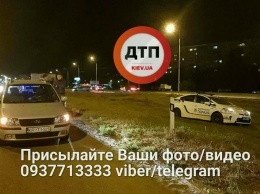 В Киеве ночью полицейский Prius врезался в авто на "евробляхах"