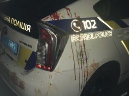 Неадекватный водитель врезался в цветочный ларек возле «Привоза» и бросался на патрульных (фото)