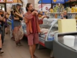 Необычный оркестр на одесском "Привозе" удивил покупателей (ВИДЕО)