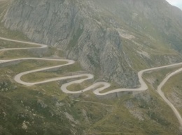 Видео: Mercedes-AMG GT C дрифтит по серпантинам Швейцарских Альп