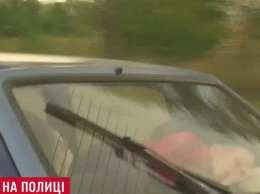 Под Киевом горе-водитель перевозил ребенка под стеклом крышки багажника