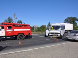 Два микроавтобуса "Меrsedes" врезались друг в друга на выезде из Черновцов