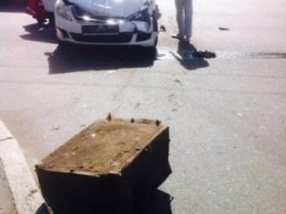 В Киеве ехавший автомобиль остановил свалившийся на капот неизвестно откуда сейф (фото)