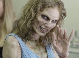 Тейлор Свифт показала, как превращалась в зомби (видео)