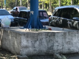 Весь год на место, где произошло убийство молодого парня, несут цветы