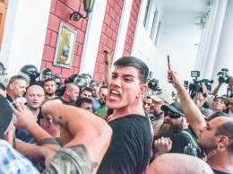 Одесские активисты пытались прорваться в мэрию: в ход пошли газовые баллончики и дымовые шашки (фоторепортаж)