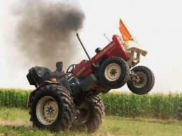Фермер совершает невероятные трюки на тракторе c 300-футовыми колесами