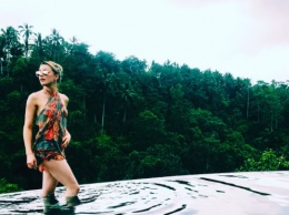 Отпуск продолжается: Эмбер Херд засыпала сеть яркими фото с Бали